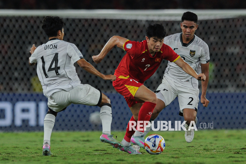 Pemain Timnas Vietnam U-23  Dinh Bac Nguyen (tengah) berusaha melewati adangan pemain Timnas Indonesia U-23 saat bertanding pada laga final ASEAN U23 Championship Mandiri Cup 2025 di Stadion Gelora Bung Karno (GBK), Jakarta, Kamis (10/7/2025). Timnas Vietnam U-23 berhasil menjuarai kompetisi ASEAN U23 Championship Mandiri Cup 2025 usai berhasil mengalahkan Timnas Indonesia U-23 dengan skor 0-1.