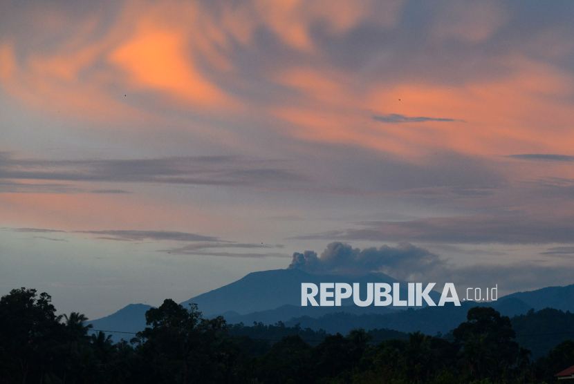 Gunung Marapi mengeluarkan abu vulkanik yang terlihat dari Lubuk Alung, Padang Pariaman, Sumatera Barat, Sabtu (15/6/2024). 