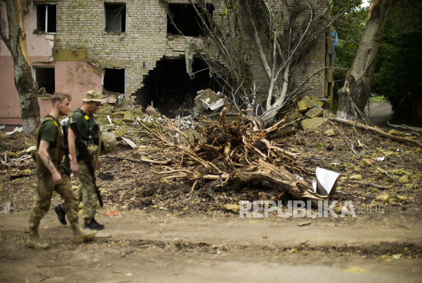 Prajurit Ukraina berjalan melewati sebuah bangunan yang rusak berat dalam pemboman Rusia di Bakhmut, Ukraina timur, Ukraina timur, Sabtu, 28 Mei 2022. 