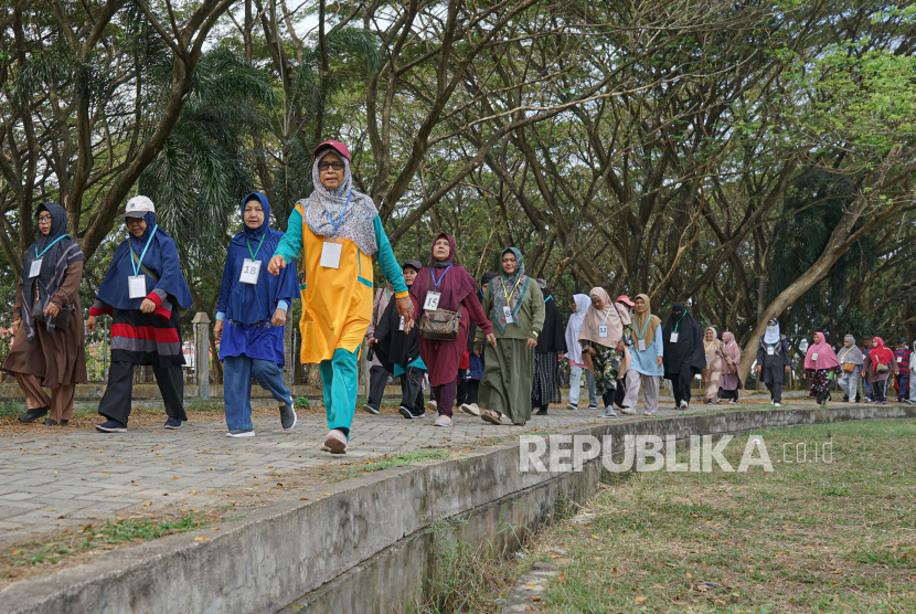 Sejumlah jamaah calon haji lanjut usia (lansia) asal Banda Aceh mengikuti tes kebugaran jasmani di kawasan Universitas Syiah Kuala (USK) Student Park, Banda Aceh, Aceh, Rabu (6/3/2024). Tes kebugaran jasmani dengan metode jalan Rockport yang diikuti 300 orang Jamaah Calon Haji (JCH) lansia Kota Banda Aceh bertujuan untuk mengetahui ketahanan dan kekuatan fisik jamaah sebelum melaksanakan berbagai aktivitas ibadah haji di Tanah Suci.  