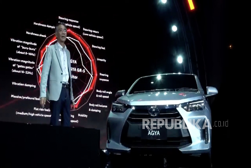 Executive Chief Engineer of Toyota Agya, Toshihiro Nakaho menjelaskan detail model baru mobil All New Agya dan Agya GR Sport dalam acara World Premiere of Toyota’s New Excitement Icon di Bengkel Space SCBD dan Live Streaming YouTube, Senin (13/2/2023). 