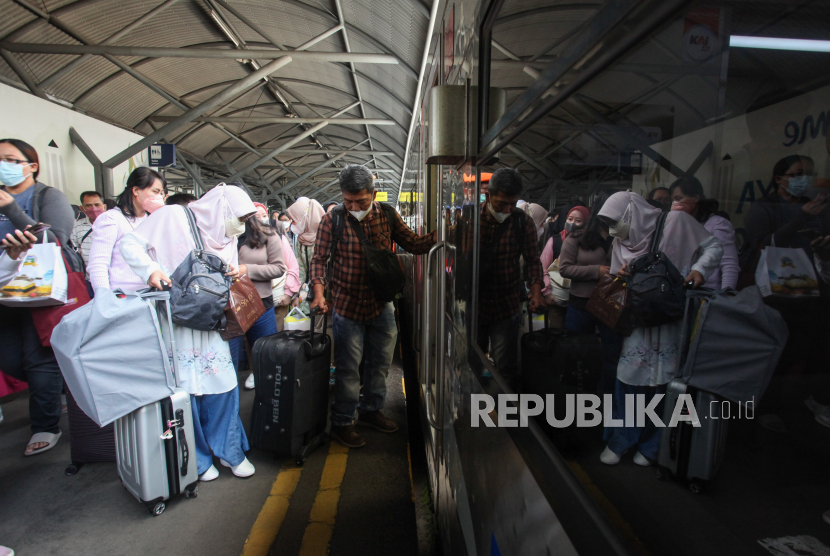 Penumpang mengantre masuk ke Kereta Api (KA) Sancaka di Stasiun Gubeng Surabaya, Jawa Timur.