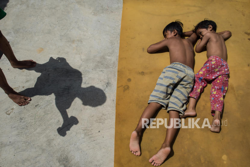 Warga berjemur di balkon rumahnya di kawasan pemukiman padat di tengah pandemi Covid-19, Jakarta, Selasa (7/4). Kenali waktu terbaik untuk berjemur.