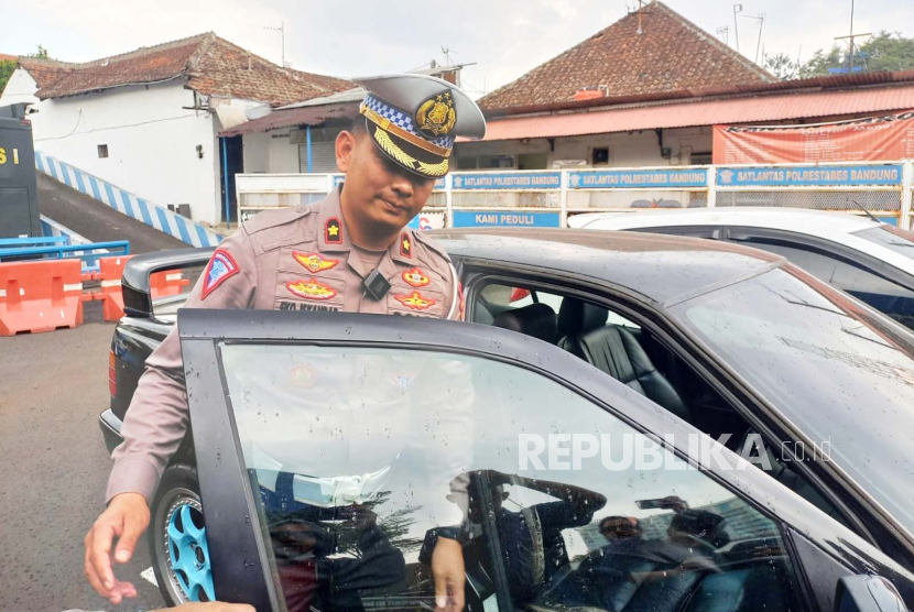 Satlantas Polrestabes Bandung menyita kendaraan pelaku drifting ataupun balapan liar di sekitar Pusdai, Jalan Diponegoro, Kota Bandung, Jawa Barat.