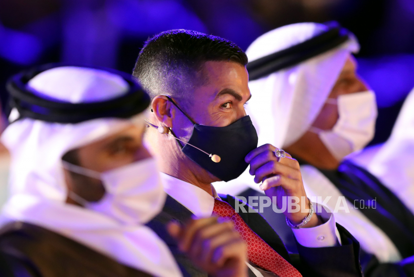  Cristiano Ronaldo dari Juventus (tengah) menghadiri sesi di Dubai Football Gala & Globe Soccer Awards 2020 sebagai bagian dari Globe Soccer Conference selama edisi ke-15 Konferensi Olahraga Internasional Dubai di Armani Luxury Hotel di Dubai, Uni Emirat Arab. Secara keseluruhan kasus Covid-19 di UEA telah mencapai 263.729 kasus . Ilustrasi. 
