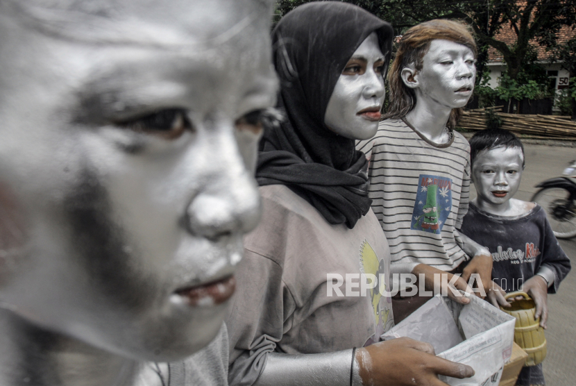Sejumlah pengamen anak manusia silver berada di Jalan Raya Cikaret, Kabupaten Bogor, Jawa Barat, Jumat (23/7/2021). Organisasi Buruh Internasional (ILO) pada Juni 2021 melaporkan terdapat 160 juta anak berusia 5 hingga 17 tahun yang menjadi pekerja dimana sebanyak 55,8 persen merupakan pekerja anak berusia di bawah 11 tahun dan 22,3 persen berusia 12 hingga 14 tahun. 