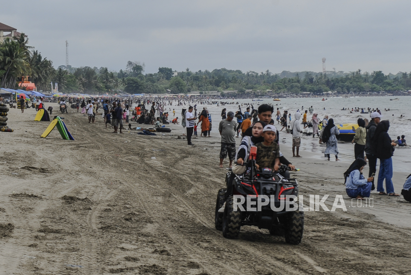 Wisatawan menikmati suasana Pantai Anyer di Kabupaten Serang, Banten.