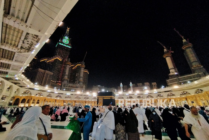 Suasana di Kawasan Masjidil Haram, Mekah, Arab Saudi, Sabtu(29/4/2023).Masjidil Haram adalah sebuah masjid di kota Mekkah, yang dipandang sebagai tempat istimewa bagi umat Islam dan merupakan tujuan utama dalam ibadah haji dan umroh. Masjid ini dibangun mengelilingi Ka