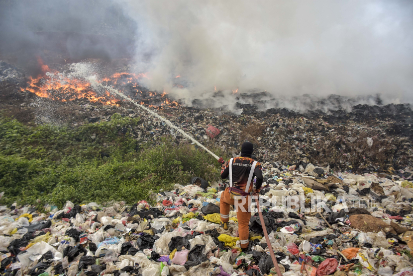 Pemerintah Kota Tangerang mengeluarkan surat edaran melarang pembakaran sampah yang tidak sesuai aturan teknis dengan ancaman denda Rp 50 juta atau pidana enam bulan.