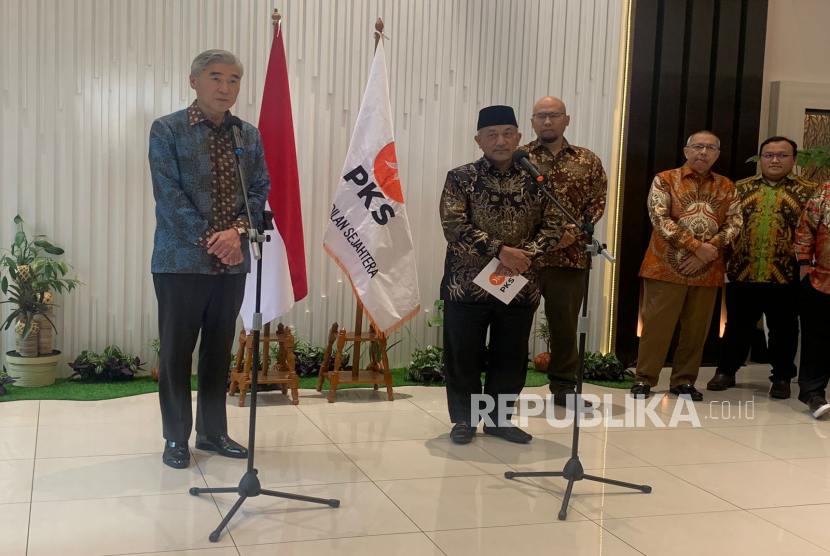 Dubes AS untuk RI Sung Yong- kim dengan Presiden PKS Ahmad Syaikhu dalam kunjungan di Markas PKS, Jalan TB Simatupang, Jakarta Selatan, Rabu (15/2/2023).