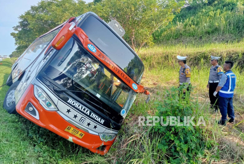 Kondisi bus Rosalia indah yang mengalami kecelakaan di ruas Tol Semarang-Batang, Jawa Tengah, Kamis (11/4/2024). 