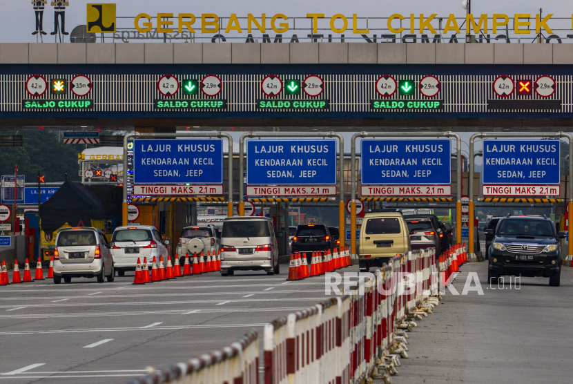 Sejumlah kendaraan melaju di tol Jakarta - Cikampek menuju Gerbang Tol Cikampek Utama di Karawang, Jawa Barat