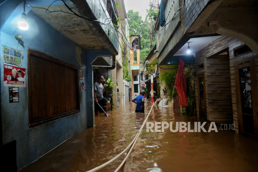 Warga beraktivitas saat pemukimannya terendam banjir di kawasan Jalan Mandala 2 Bawah RT 8 RW 2, Cilandak Barat, Jakarta Selatan. Hujan sejak pagi, Jakarta dikepung banjir di 32 RT dan 25 ruas jalan.