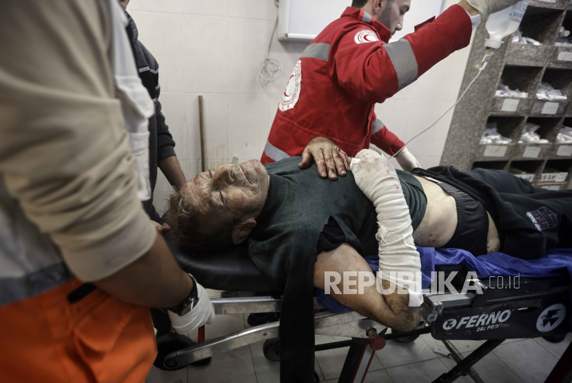 Seorang warga Palestina yang terluka akibat pengeboman Israel di Jalur Gaza dibawa ke rumah sakit di Khan Younis, Jalur Gaza, pada Rabu, 27 Desember 2023.