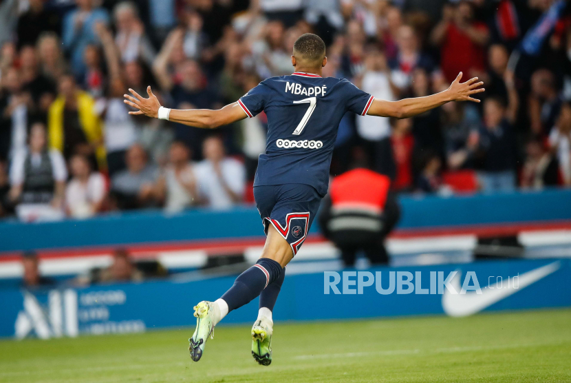 Kylian Mbappe dari Paris Saint Germain merayakan setelah mencetak keunggulan 1-0 selama pertandingan sepak bola Ligue 1 Prancis Paris Saint Germain vs FC Metz di stadion Parc des Princes di Paris, Prancis, 21 Mei 2022.