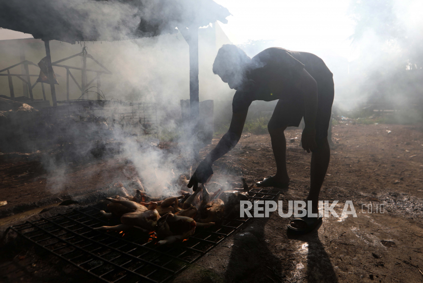  Penjual daging ayam panggang untuk konsumen di pasar tradisional (ilustrasi) 