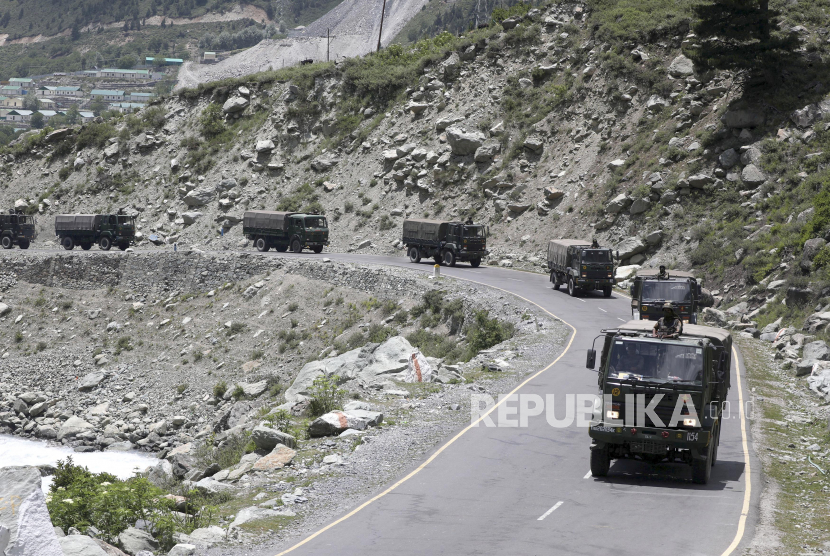 Sejumlah truk tentara India melintas di sepanjang jalan raya menuju Ladakh, di Gagangeer, India, Rabu (17/6). Menurut laporan, sebanyak dua puluh Personel Angkatan Darat India termasuk seorang kolonel tewas dalam bentrokan dengan pasukan Cina di Lembah Galwan di wilayah Ladakh timur karena pertempuran perbatasan