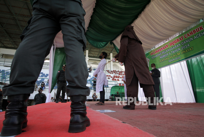 Terpidana menjalani eksekusi hukuman cambuk di Lhokseumawe, Aceh