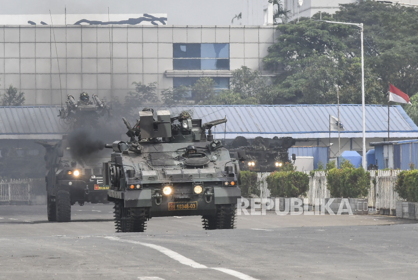 Sejumlah Prajurit TNI AD menggunakan kendaraan tempur (ranpur) saat latihan Uji Siap Tempur (UST) Kodam Jaya di Distrik II, Meikarta, Cikarang, Kabupaten Bekasi, Jawa Barat. (ilustrasi)