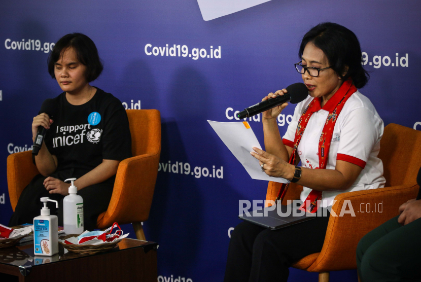 Menteri Pemberdayaan Perempuan dan Perlindungan Anak I Gusti Ayu Bintang Darmawati Puspayoga (kanan) 