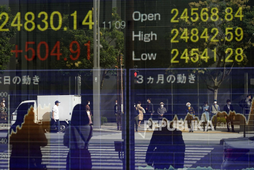 Saham-saham Jepang ditutup lebih tinggi pada perdagangan Senin (13/12), mengikuti penguatan di Wall Street akhir pekan lalu.
