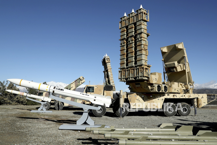 Dalam gambar yang dirilis Kementerian Pertahanan Iran pada Sabtu, (17/2/2024), sistem pertahanan udara Arman buatan dalam negeri, kanan, ditampilkan saat upacara peresmian dengan rudal Sayyad-3, kiri,