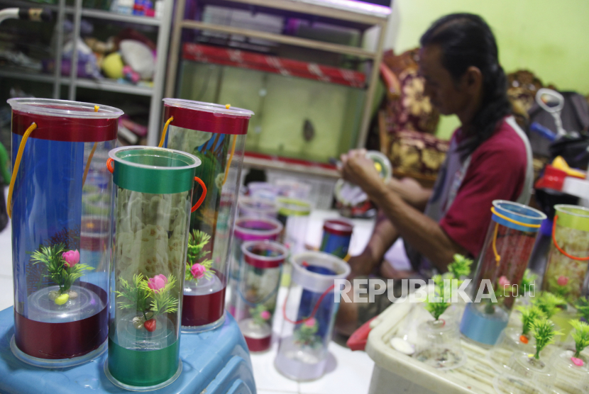 Perajin menyelesaikan pesanan akuarium berbahan plastik mika di Solo, Jawa Tengah, Kamis (23/12). Untuk mendorong pengembangan Usaha Mikro, Kecil dan Menengah (UMKM), pemerintah akan menaikkan anggaran Kredit Usaha Rakyat (KUR) pada tahun 2022 menjadi Rp373,17 triliun.