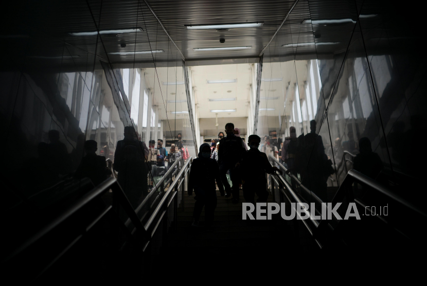 Penumpang menuruni anak tangga keluar halte Transjakarta melalui akses MRT Bundaran HI. Saat aksi demo mahasiswa Selasa (20/10), stasiun MRT Bundaran HI ditutup sementara.