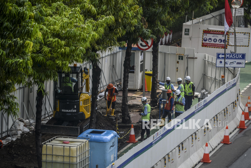 Pekerja di area proyek MRT fase dua di Jalan MH Thamrin, Jakarta Pusat.