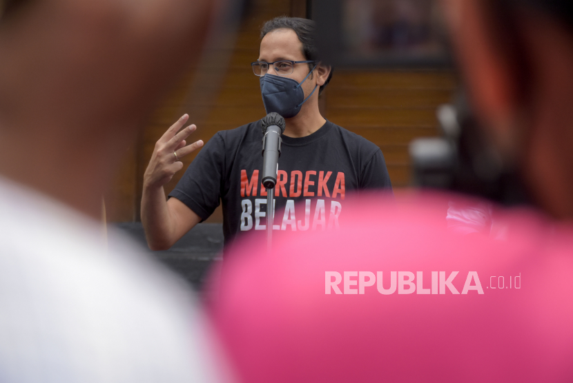 Menteri Pendidikan, Kebudayaan, Riset dan Teknologi (Mendikbudristek) Nadiem Makarim menyampaikan keterangan pers saat kunjungan kerja di Kampus Universitas Padjadjaran (UNPAD), Jalan Dipati Ukur, Kota Bandung, Senin (17/1/2022). Dalam kunjungan kerja tersebut Mendikbudristek Nadiem Makarim berdialog dengan mahasiswa dan menghadiri serta meninjau pameran inovasi pada Festival Kampus Merdeka 3.0. Foto: Republika/Abdan Syakura