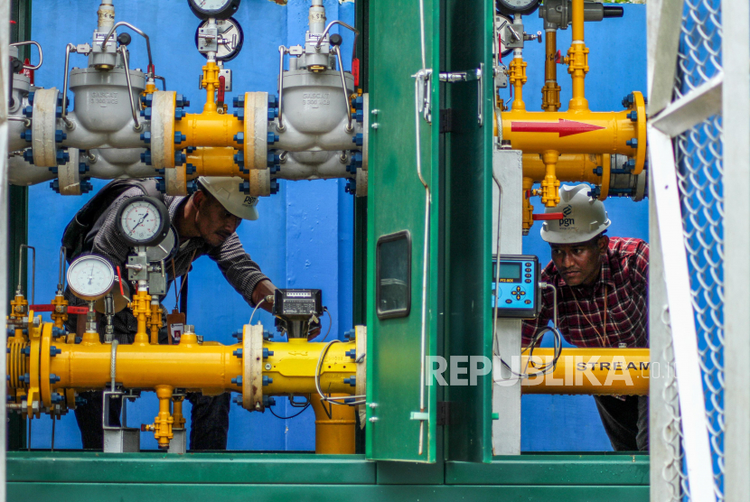 Pekerja melakukan perawatan regulator sektor jaringan gas rumah tangga (jargas). (ilustrasi)