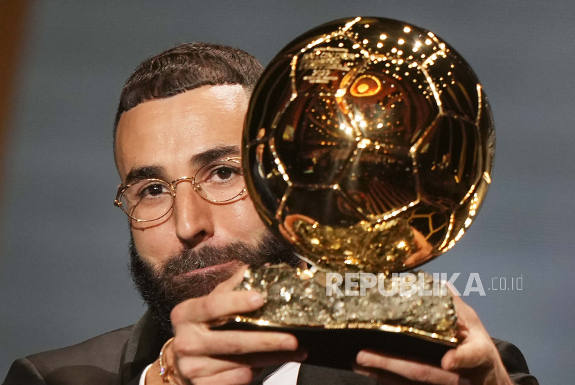  Karim Benzema dari Real Madrid merayakan setelah memenangkan trofi Ballon dOr 2022 selama upacara Ballon d