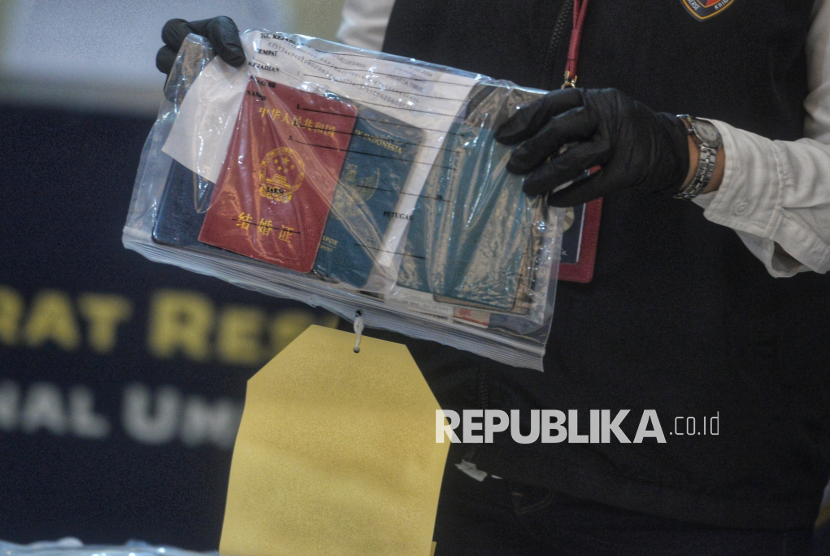 Barang bukti TPPO diperlihatkan saat rilis 2 kasus kejahatan yang berbeda di Mapolda Metro Jaya, Jakarta, Jumat (6/12/2024).