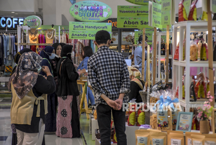 Pengunjung melihat sejumlah produk UMKM yang dipajang pada Pasar Kreatif Bandung 2022 di Cihampelas Walk, Jalan Cihampelas, Kota Bandung. Kota Bandung didorong menjadi pusat pendidikan kreatif. Berbagai produk usaha, komunitas di lintas sektor, dan organisasi kreatif yang banyak menjadi bukti bahwa Bandung adalah kota kreatif.