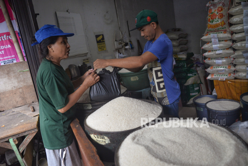 Pedagang beras melayani pembeli di salah satu kios di kawasan Pasar Rumput, Jakarta, Senin (3/6/2024). Bapanas Catat harga beras premium Rp 15.750 per kg.