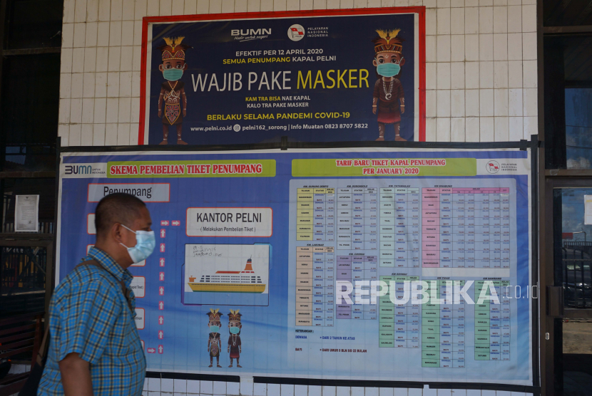 Calon penumpang mendatangi Kantor Pelni Cabang Sorong di Kota Sorong, Papua Barat, Senin (26/4). PT Pelayaran Nasional Indonesia (Persero) atau Pelni mulai mengintegrasikan sistem penjualan tiketnya dengan aplikasi PeduliLindungi mulai 1 September 2021.