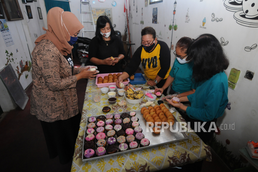 Sejumlah peserta mengikuti pelatihan usaha mikro kecil menengah (UMKM) gratis membuat kue donat di Omah Mocaf Hend