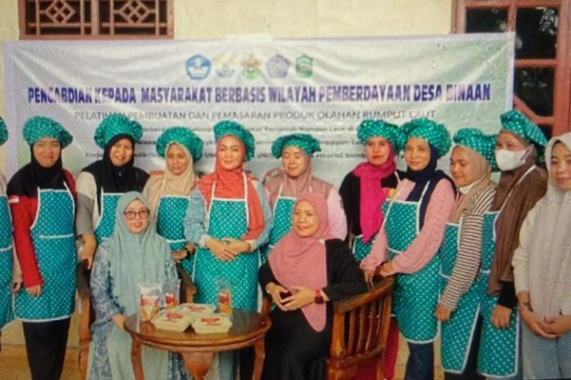 Unhas dan Unismuh Kenalkan Pemasaran Daring ke Masyarakat Pesisir di Takalar