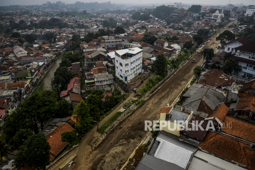 Pekerjaan jalur rel kereta ganda Bogor-Sukabumi di sisi Kota Bogor, Jawa Barat, Rabu (29/8), yang ditargetkan rampung pada 2022.