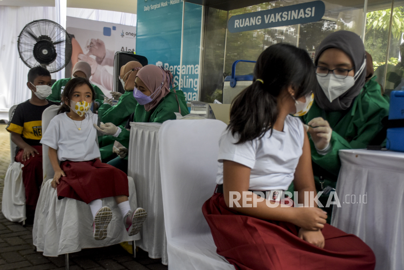 Vaksinator menyuntikkan vaksin Covid-19 ke siswa Sekolah Dasar (SD) saat pelaksanaan vaksinasi Covid-19 bagi anak usia 6-11 tahun di Kota Bandung.