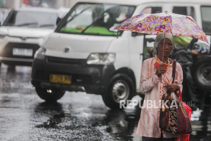 Warga menggunaka payung saat hujan mengguyur kawasan jalan Ciledug Raya, Kebayoran Lama, Jakarta Selatan, Kamis (11/1/2024). BMKG memprediksi cuaca untuk awal tahun 2024 berpotensi mengalami curah hujan sedang hingga sangat tinggi di sejumlah wilayah di Indonesia.