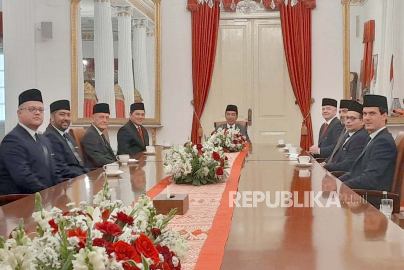 Presiden Jokowi bertemu Ketua PSSI Erick Thohir dan Presiden FIFA Gianni Infantino di Istana Negara, Jakarta, Jumat (10/11/2023) sebelum penganugerahan tanda kehormatan bintang jasa.