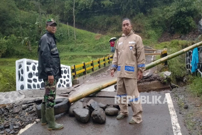 Jembatan di Desa Linggarjati, Kecamatan Pamulihan, Kabupaten Garut, mengalami kerusakan, Jumat (20/1/2023).