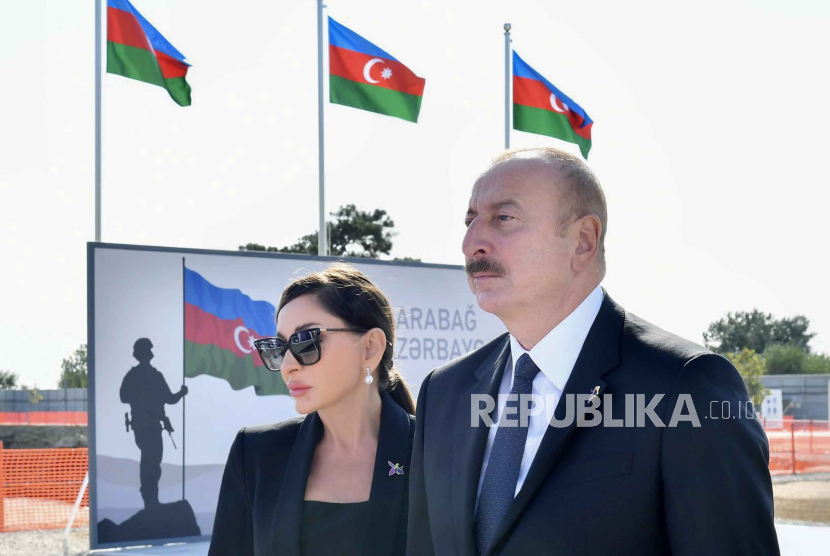 Presiden Azerbaijan Ilham Aliyev (kanan) menarik diri dari pertemuan yang ditengahi oleh Uni Eropa dengan Perdana Menteri Armenia Nikol Pashinyan.