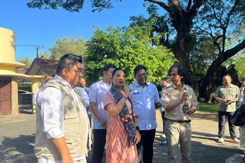 Wamenpar tinjau kawasan prasejarah Leang-Leang di Maros.