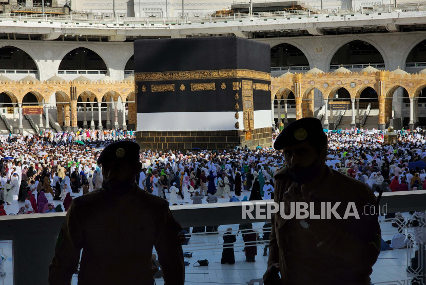 Umat Muslim melakukan Tawaf Perpisahan di sekitar Kabah di Masjidil Haram di Makkah, Arab Saudi, 11 Juli 2022. Mudahkan Haji dan Umroh, Arab Saudi Resmi Luncurkan Aplikasi Nusuk