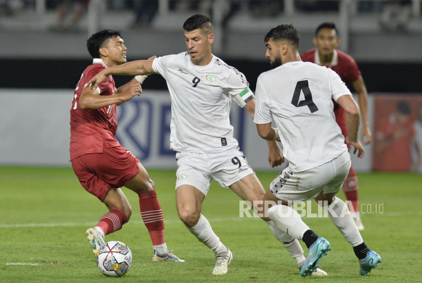 Pemain timnas Palestina Tamer M.S Seyam (9) dalam laga FIFA Matchday melawan Indonesia di Stadion Gelora Bung Tomo, Surabaya, Rabu (14/6/2023). Pertandingan berakhir imbang dengan skor 0-0.