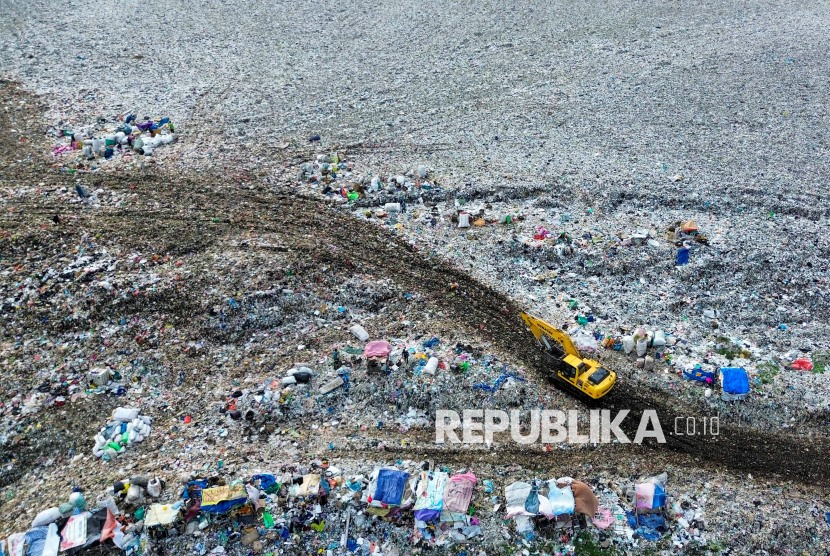 Foto udara alat berat meratakan sampah di Tempat Pembuangan Akhir (TPA) Sampah Griyo Mulyo Jabon, Sidoarjo, Jawa Timur, Jumat (3/1/2025). Pengelola TPA tersebut meningkatkan sarana dan prasarana sebagai Tempat Pengelolaan Sampah Reuse, Reduce, Recycle (TPS3R) dalam mencapai target kebijakan dan strategi nasional (Jakstranas) pengurangan sampah sebesar 30 persen dan penanganan sampah sebesar 70 persen pada tahun 2025. 