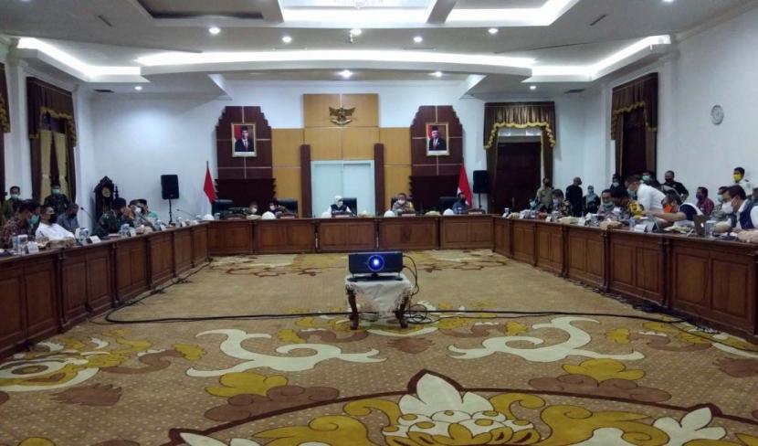 Pembahasan Rencana PSBB Surabaya, Sidoarjo dan Gresik Digelar Tertutup