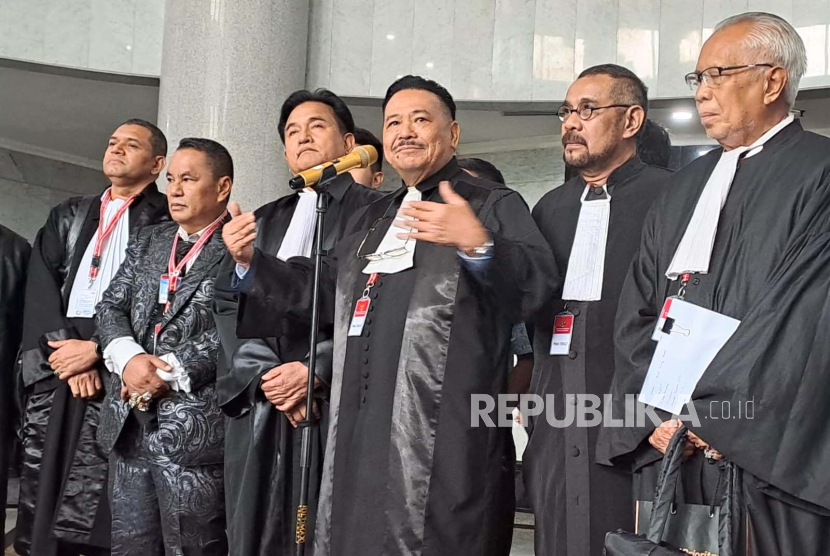 Tim pengacara Prabowo-Gibran menyampaikan keterangan pers usai sidang perdana sengketa Pemilu tim AMIN di Gedung MK, Jakarta, Rabu (27/3/2024). 